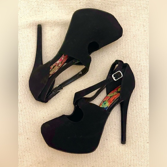 Qupid Black Cross Strap Pump - Picture 3 of 3